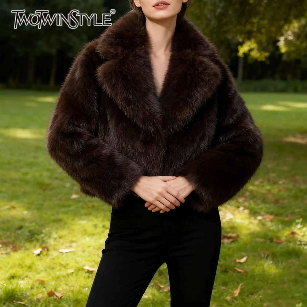 

TWOTWINSTYLE Роскошная вечерняя официальная куртка для женщин с лацканами и длинными рукавами, свободное пальто из искусственного меха, женская зимняя одежда