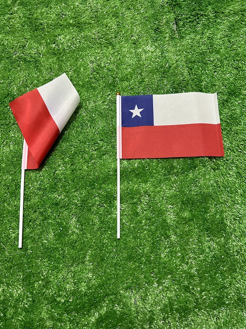 Banderín de Chile 14x21 cm ondulado a mano – Display decorativo - imagen 5