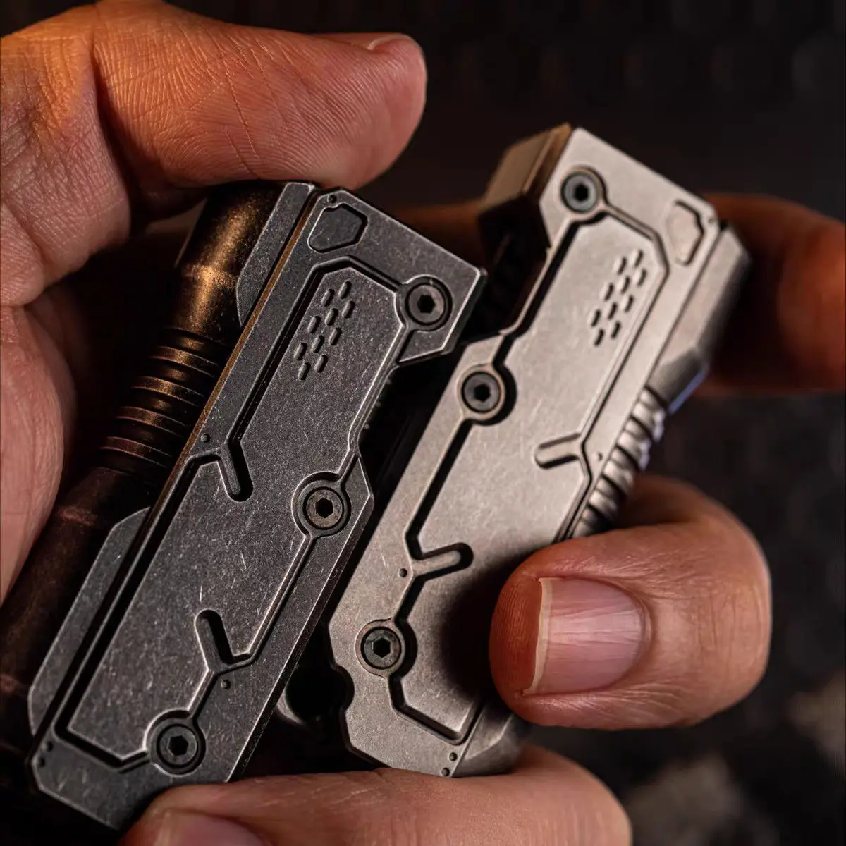 outdoor-portable-edc-mechanical-push-plate-bolt-with-sliding-finger-toys-creative-gift-tools