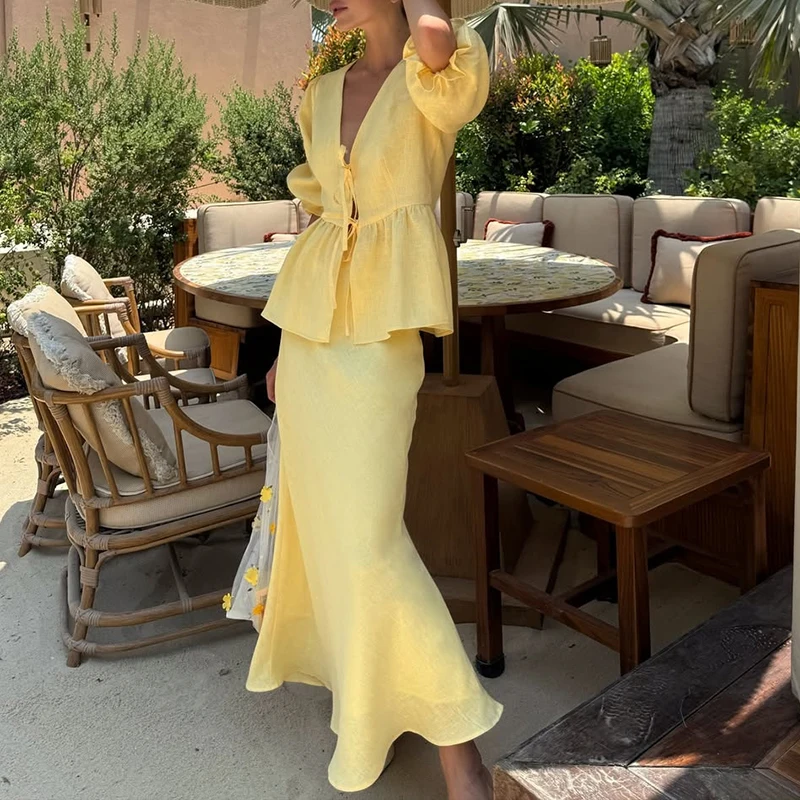 

Повседневный однотонный комплект из двух предметов для отпуска, сексуальный топ с v-образным вырезом и пышными рукавами на шнуровке и полуюбки, костюм во французском стиле, простые женские наряды для поездок на работу