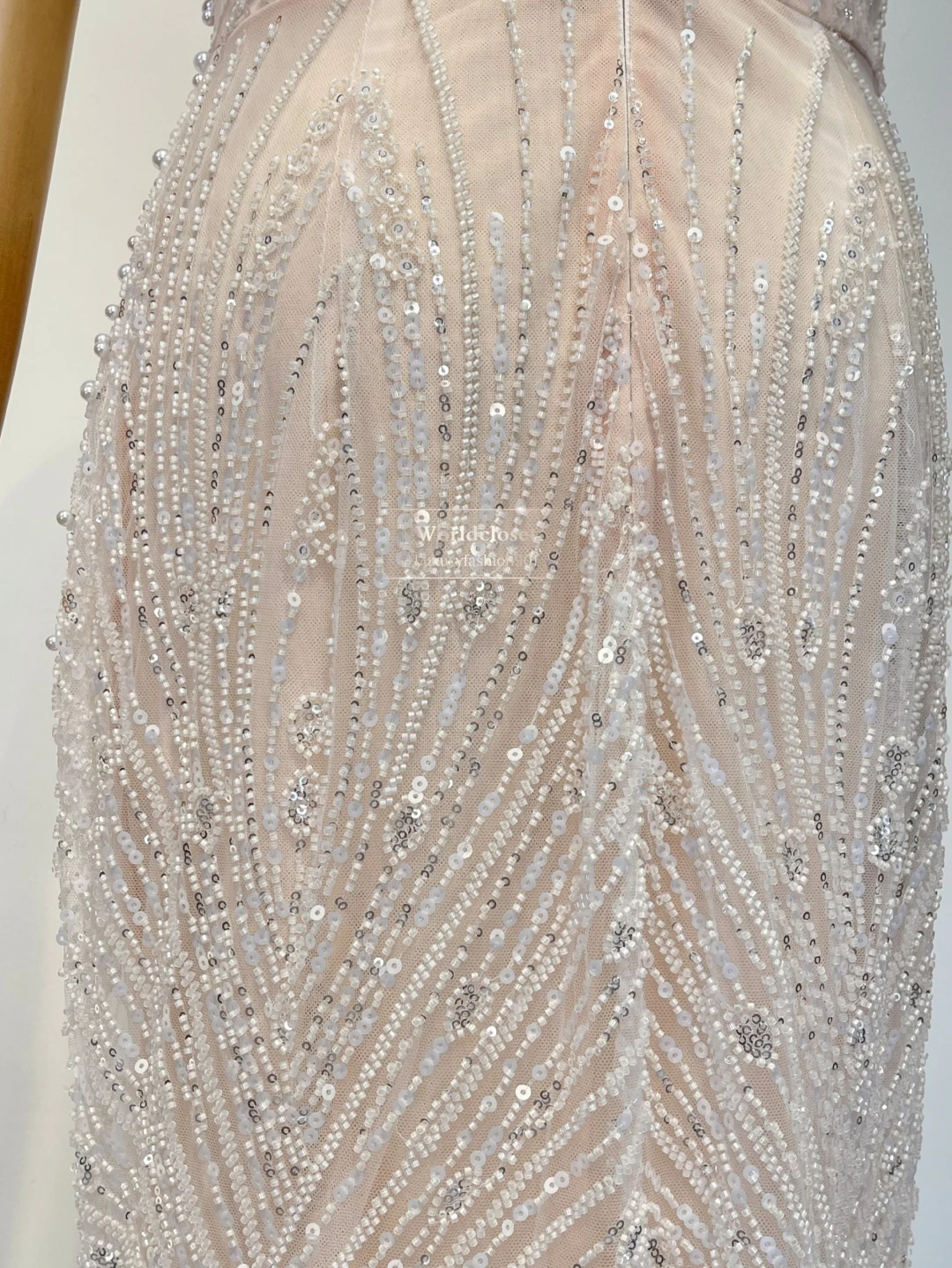 

2025 New Nude White Sleeveless Halter Pearls Sequins Mermaid Maxi Dress for Party