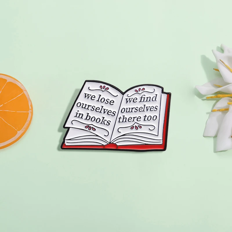 نحن نفقد أنفسنا في الكتب المينا دبوس مخصص نحن نجد أنفسنا هناك بروش شارة التلبيب القراءة عشاق الطالب الذي يذاكر كثيرا مجوهرات هدية #1