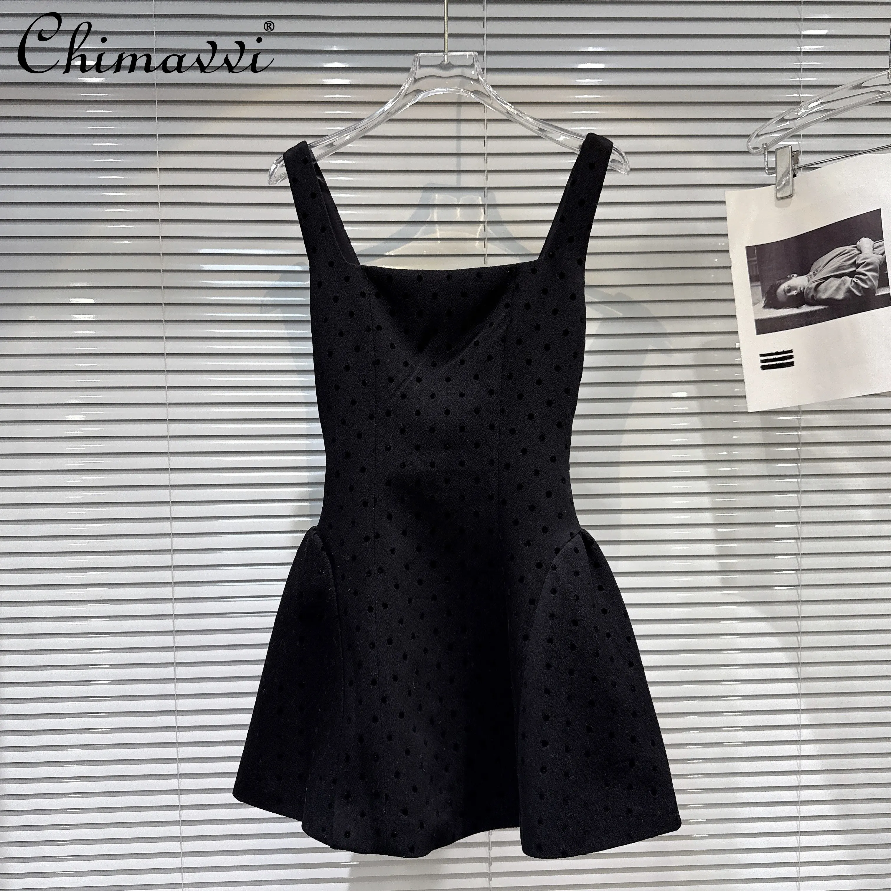 

Французское элегантное модное светское короткое вечернее платье трапециевидной формы с квадратным вырезом без рукавов и высокой талией в черный горошек для женщин