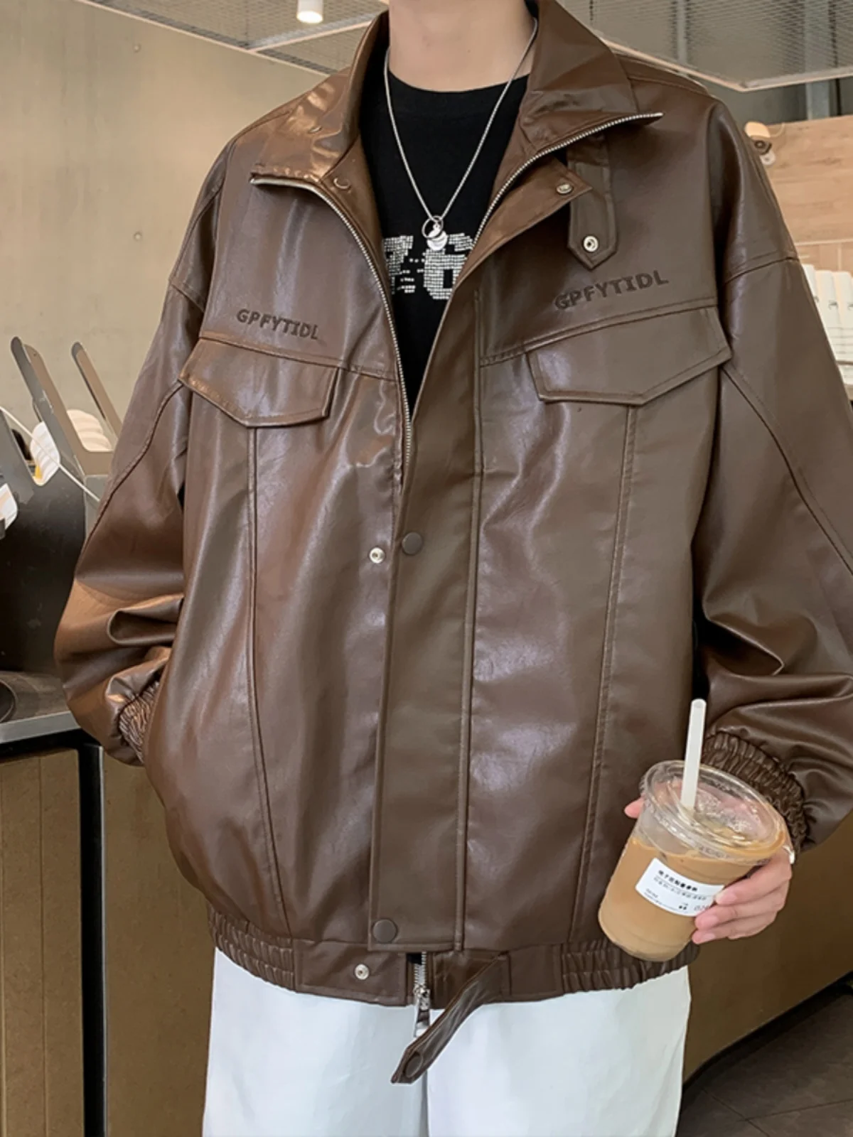 Chaleco de Cuero PU con Cuello Alto Bordado para Hombre, Estilo Holgado, Retro Americano, Estilo Motero, Prenda Exterior Informal, Color Puro, con Cremallera