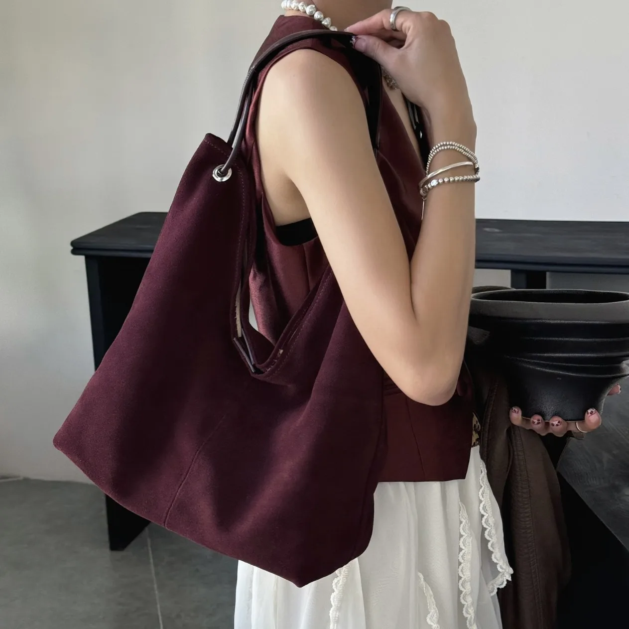 

2025 New Retro Commuter Shoulder Messenger Bag Large Capacity Fashion Simple Casual Versatile Underarm Tote Bag Women