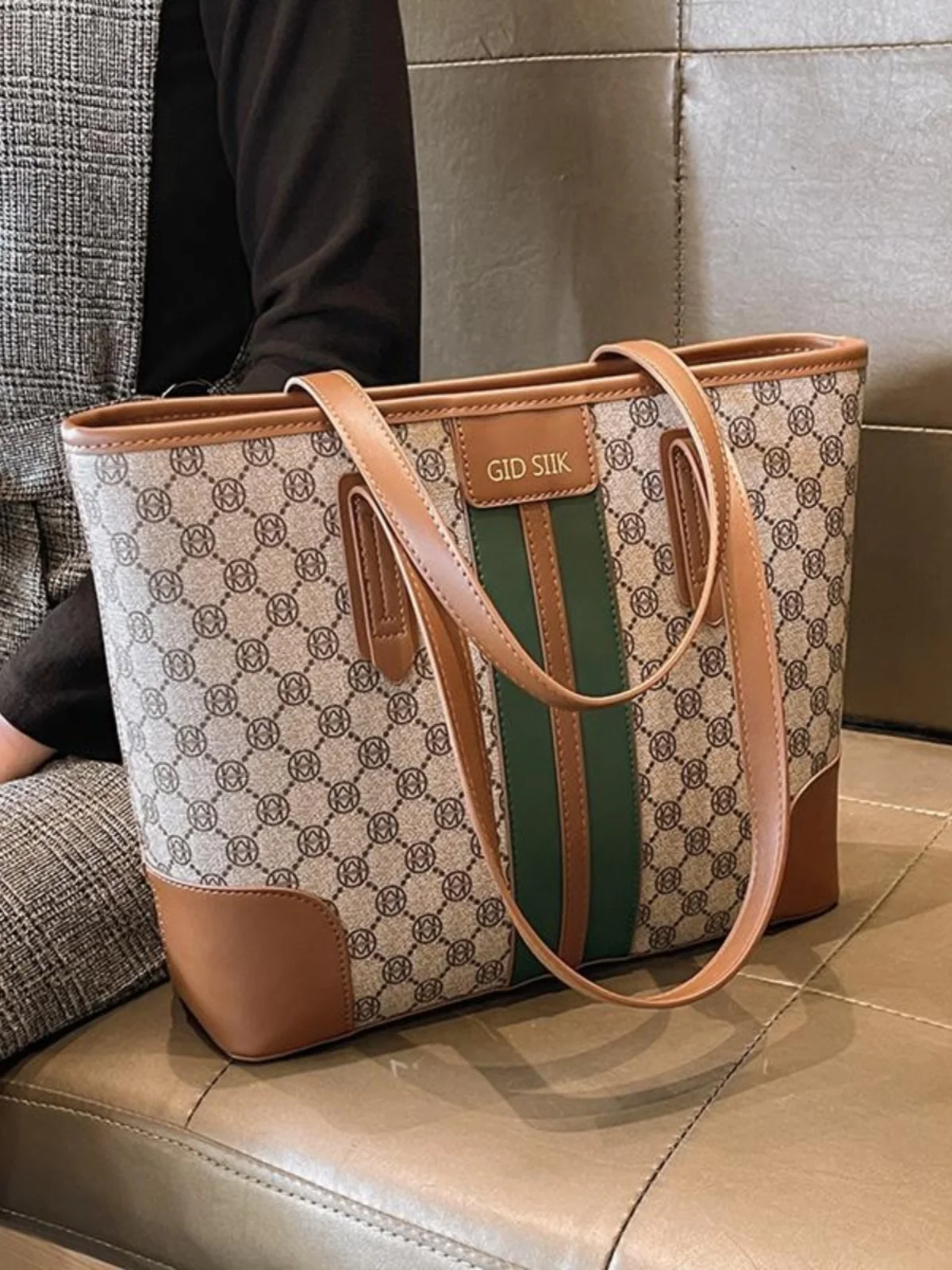 

2024 Гонконгская новая сумка-тоут из натуральной кожи, модная пригородная простая сумка-тоут Briti Sle с мягкой ручкой и принтом