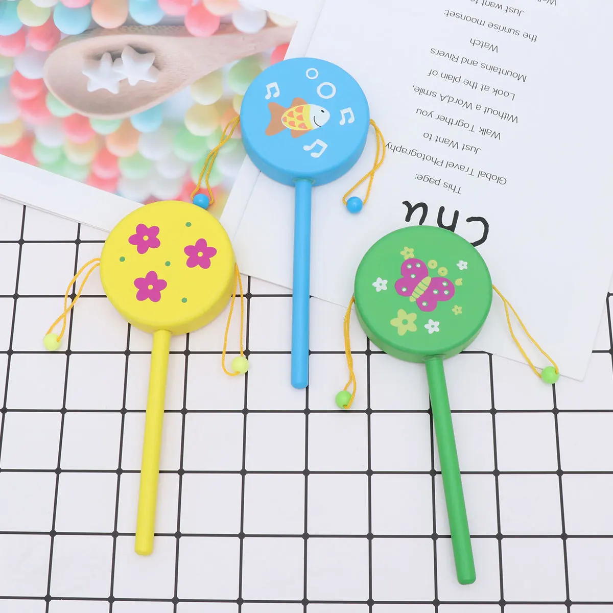 3 stücke Holz Hand Schütteln Trommel Spielzeug Kreative Pädagogisches Spielzeug Schöne Spielzeug für Baby Kinder (Gelegentliche Farbe)