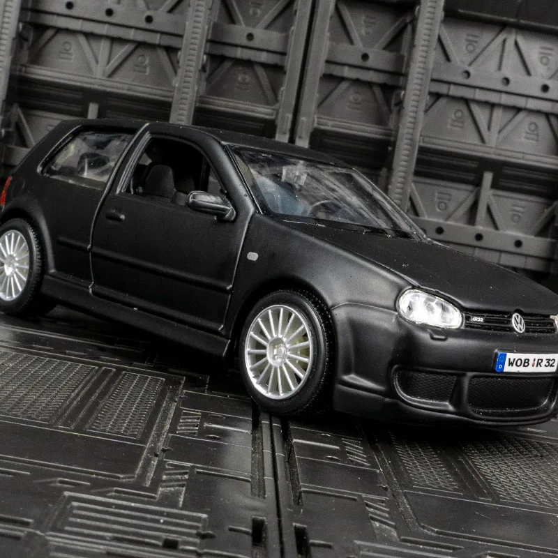 

Maisto 1:24 Volkswagen Golf R32 модель седана из сплава, двери и капот, можно открыть, богатая деталями, тонко изготовлена.