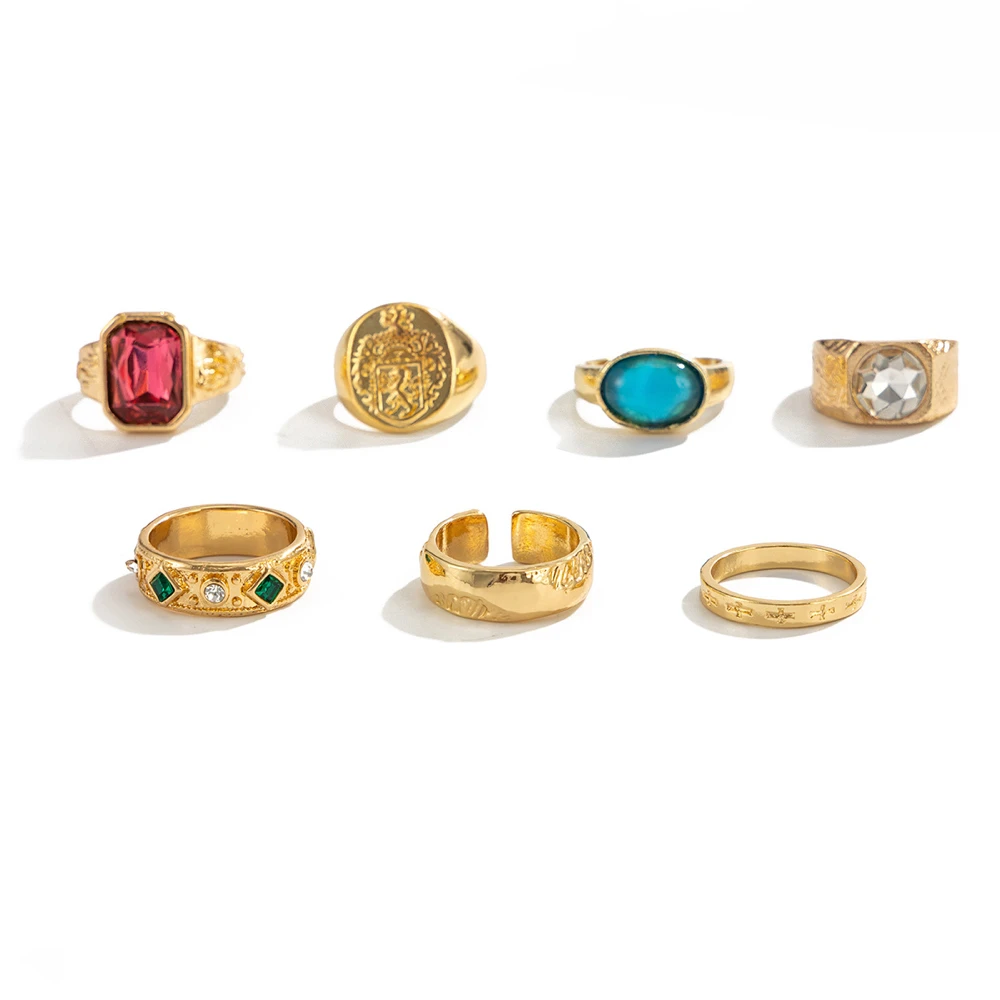 Vintage-Ring in Goldfarbe für Herren, mit rosa, rechteckigem oder blauem, oval geformtem Ringgesicht, Set mit geprägtem Wappen, signierter Schmuckstücke im verzierten, gravierten Stil. – Detail 5