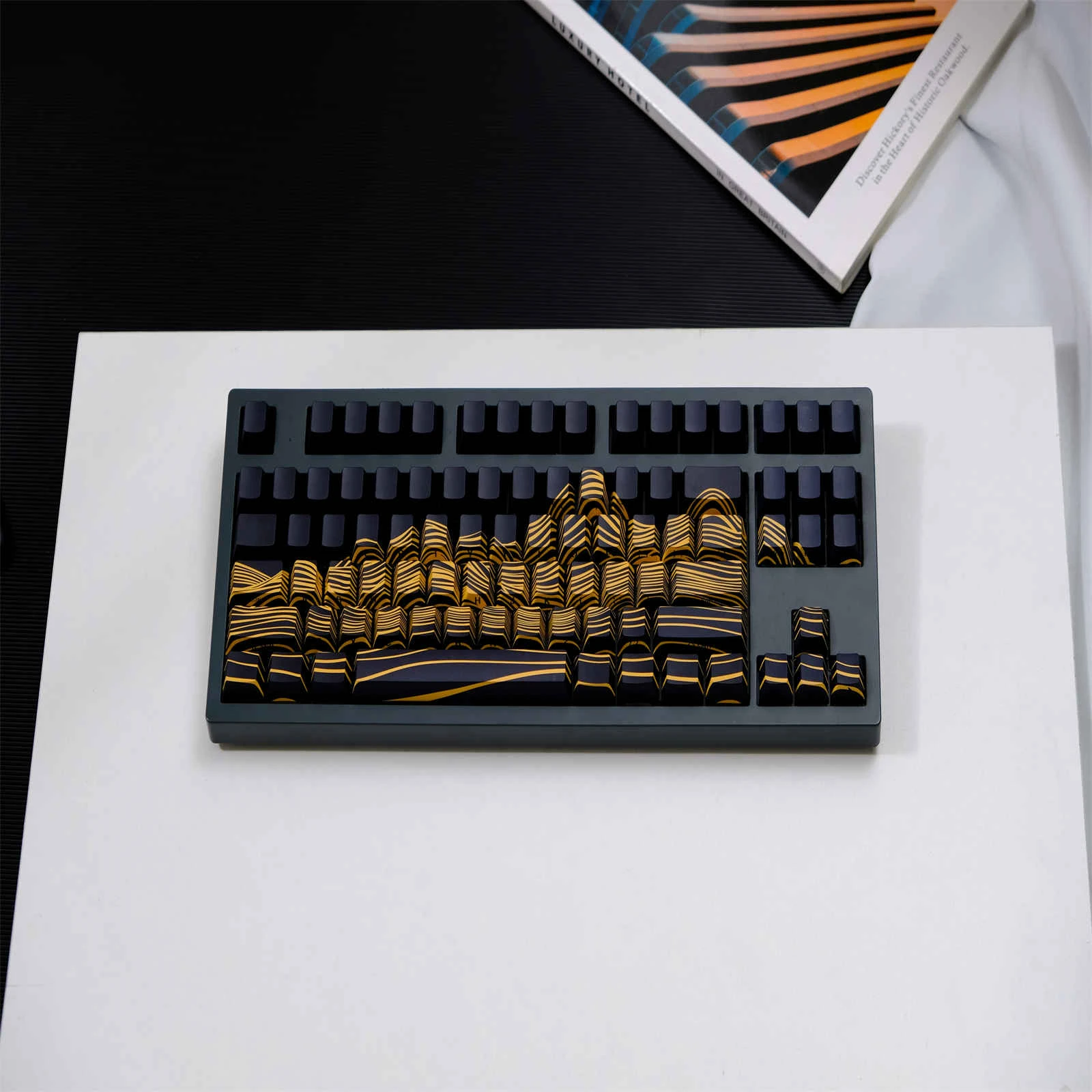 

Black Gold Mountai Contour Line Side engraved transparent keycaps 136 key PBT keycaps Cherry contour DYE-SUB mechanical keyboard