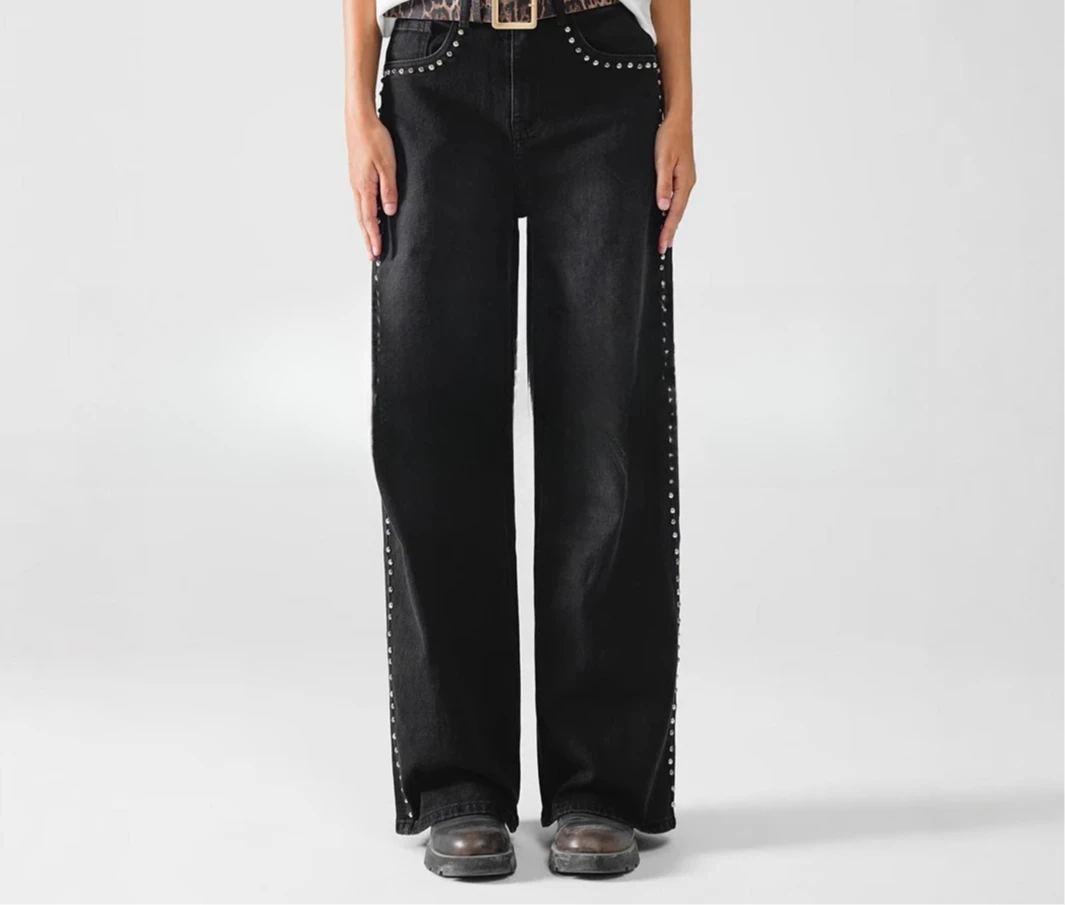Czarne jeansy damskie w stylu Y2K retro z różową gwiazdą na kieszeni z tyłu, nitami po bokach, prostymi nogawkami, casualowe spodnie dżinsowe w stylu streetwear.