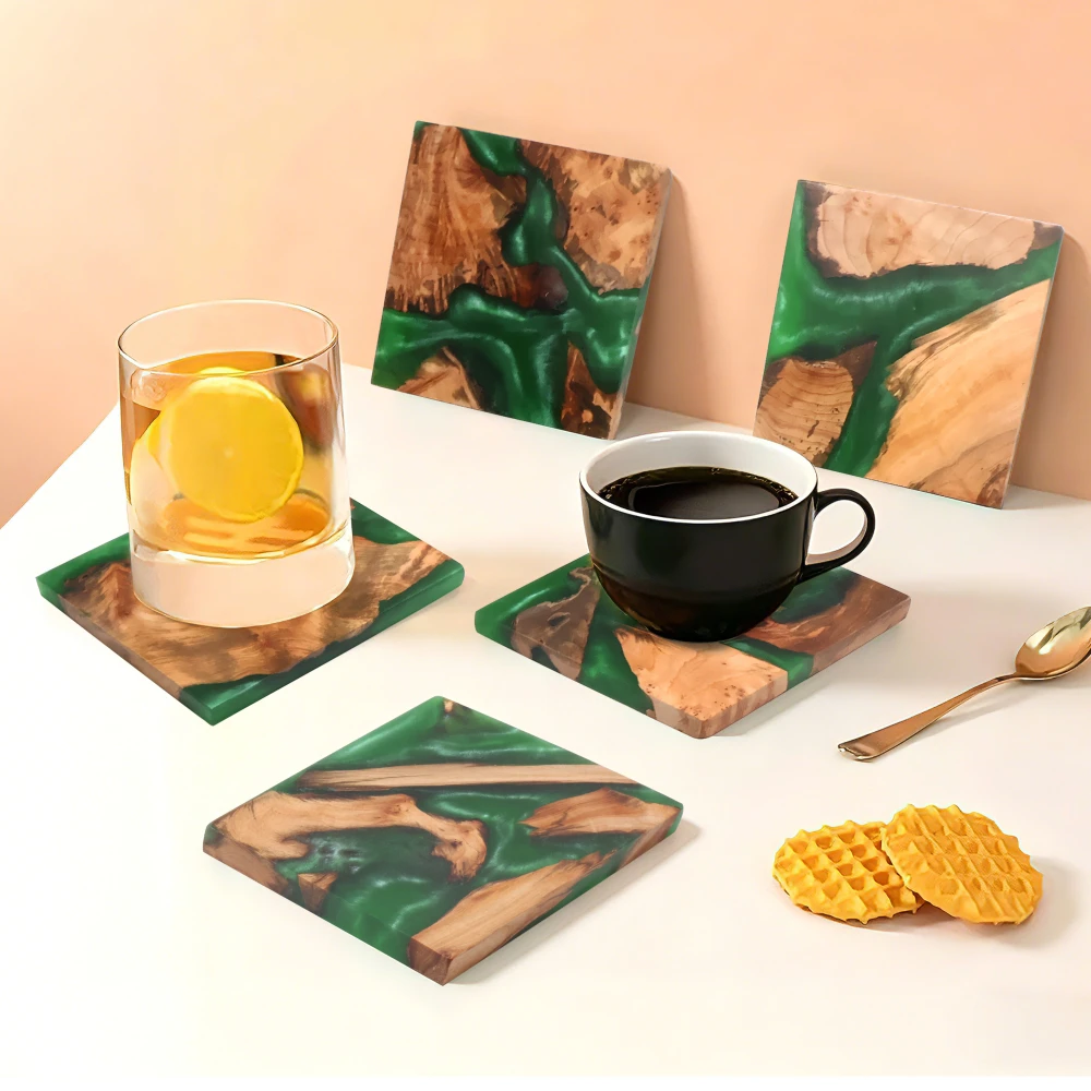 Jaswehome - Juego de 4 Posavasos Cuadrados de Madera de Pino Natural con Resina Epoxi Verde, Alfombrilla Protectora para Té, Aislante del Calor, Decoración para Bar