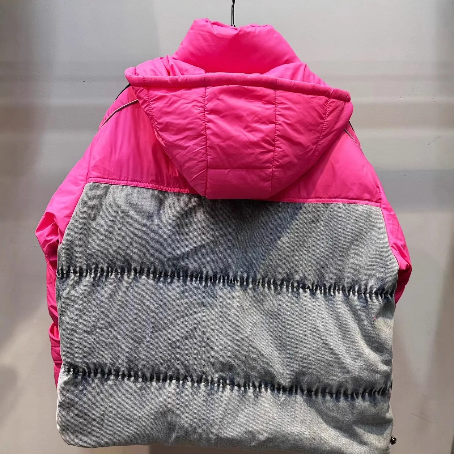 Kurtka motocyklowa damska w stylu europejskim, bawełniana, jesień-zima 2025, nowa, z nadrukiem liter, patchworkowa, luźna kurtka puchowa z denimu.