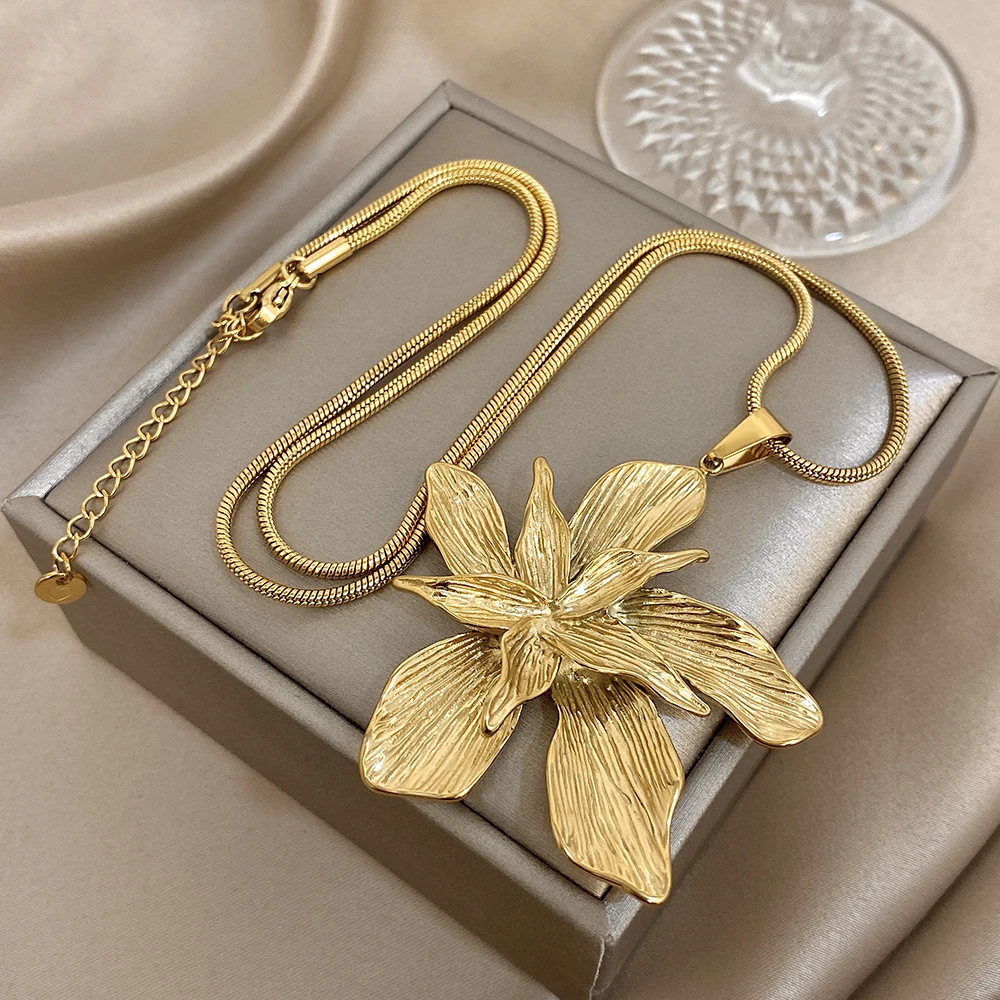 Greatera Einfache High-End-Halskette mit doppellagiger Blume und Schlangenkette aus Edelstahl, farbecht, Damenschmuck, europäisch und amerikanisch