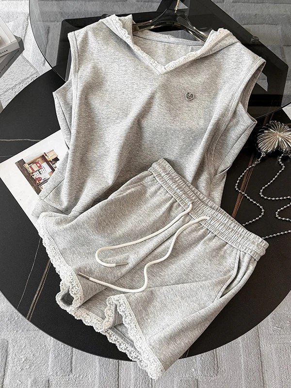 

Европейский стиль, повседневный спортивный костюм для женщин, лето 2026, новый комплект из двух предметов: топ без рукавов и шорты, маленький размер