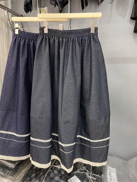 กระโปรงยีนส์ทรงเอไลน์แต่งขอบลูกไม้แฟชั่น คอลเลคชั่นฤดูใบไม้ร่วง เสื้อผ้าผู้หญิงไซส์ใหญ่ เอวยืดหยุ่น ใส่ได้หลากหลาย