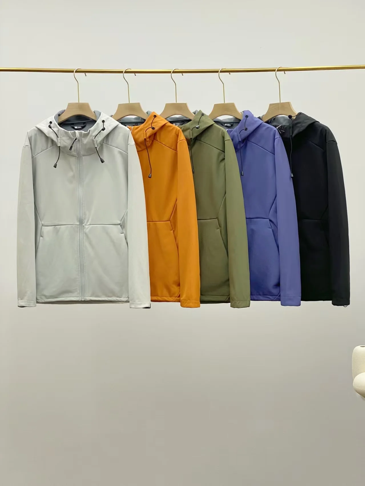 

Мужская демисезонная куртка для активного отдыха: новая, ветрозащитная, водонепроницаемая, однотонная, с капюшоном, из модного полиэстера