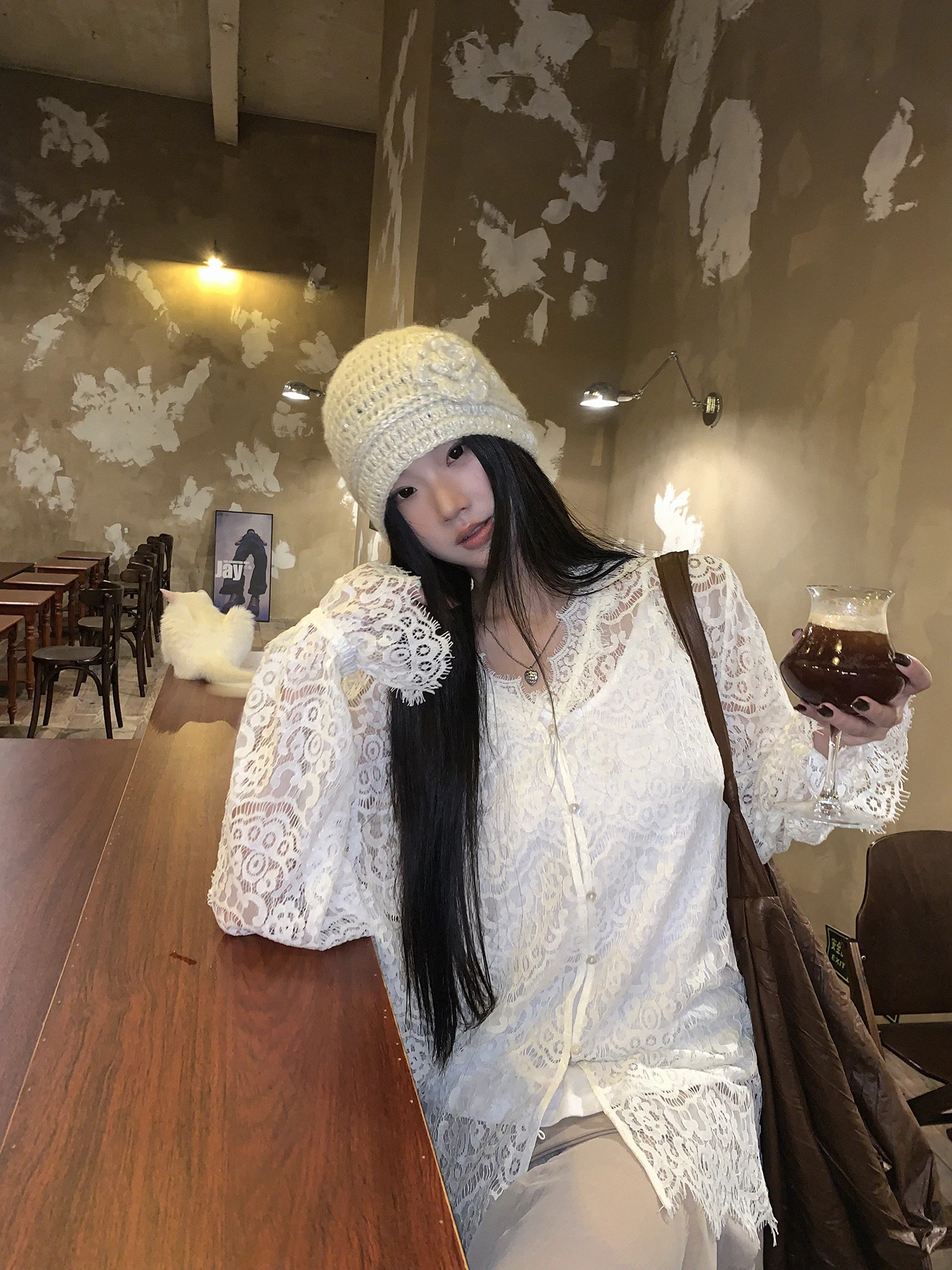 قميص نسائي طويل الأكمام من الدانتيل باللون الأحمر، تصميم فريد لخريف 2025 المبكر، قطعة علوية أنيقة غير تقليدية، مزيج من النايل...