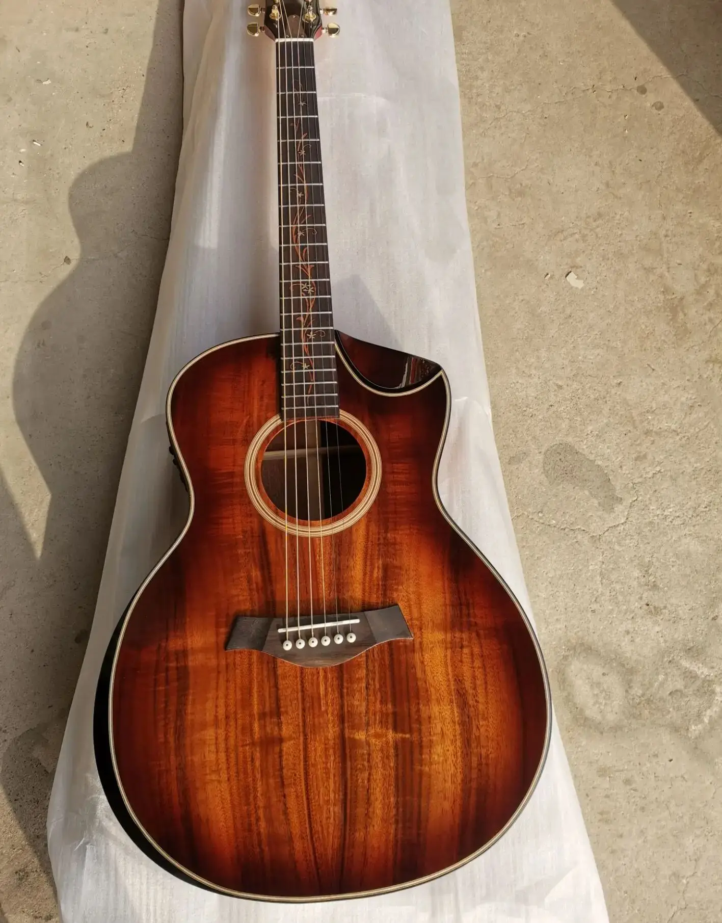 

40-дюймовая 6-струнная гитара — натуральная отделка, кастомная фолк-гитара с одним вырезом и звукоснимателями в звуковой щели