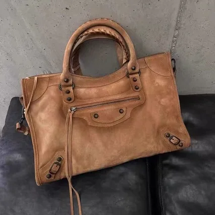 

2025 new hit vintage suede bag with high-quality packaging, trendy and fashionable, versatile, suitable for both men and women.