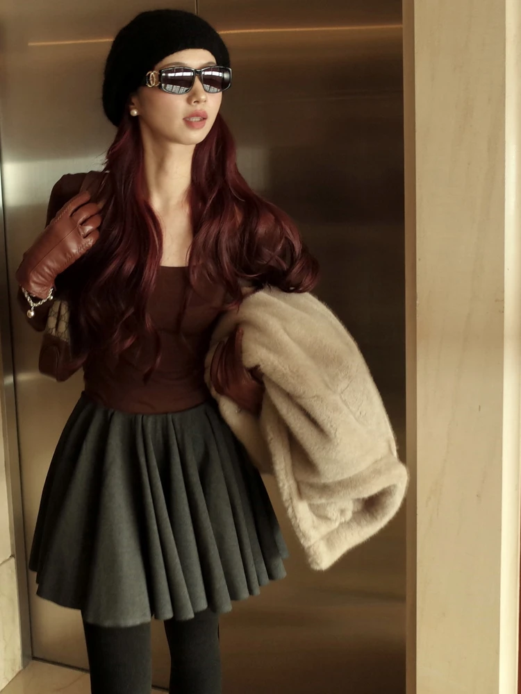 

Юбка миди с низкой посадкой, широким подолом и винтажным дизайном в стиле Mouse Game, из смесового хлопка, полиэстера и спандекса.