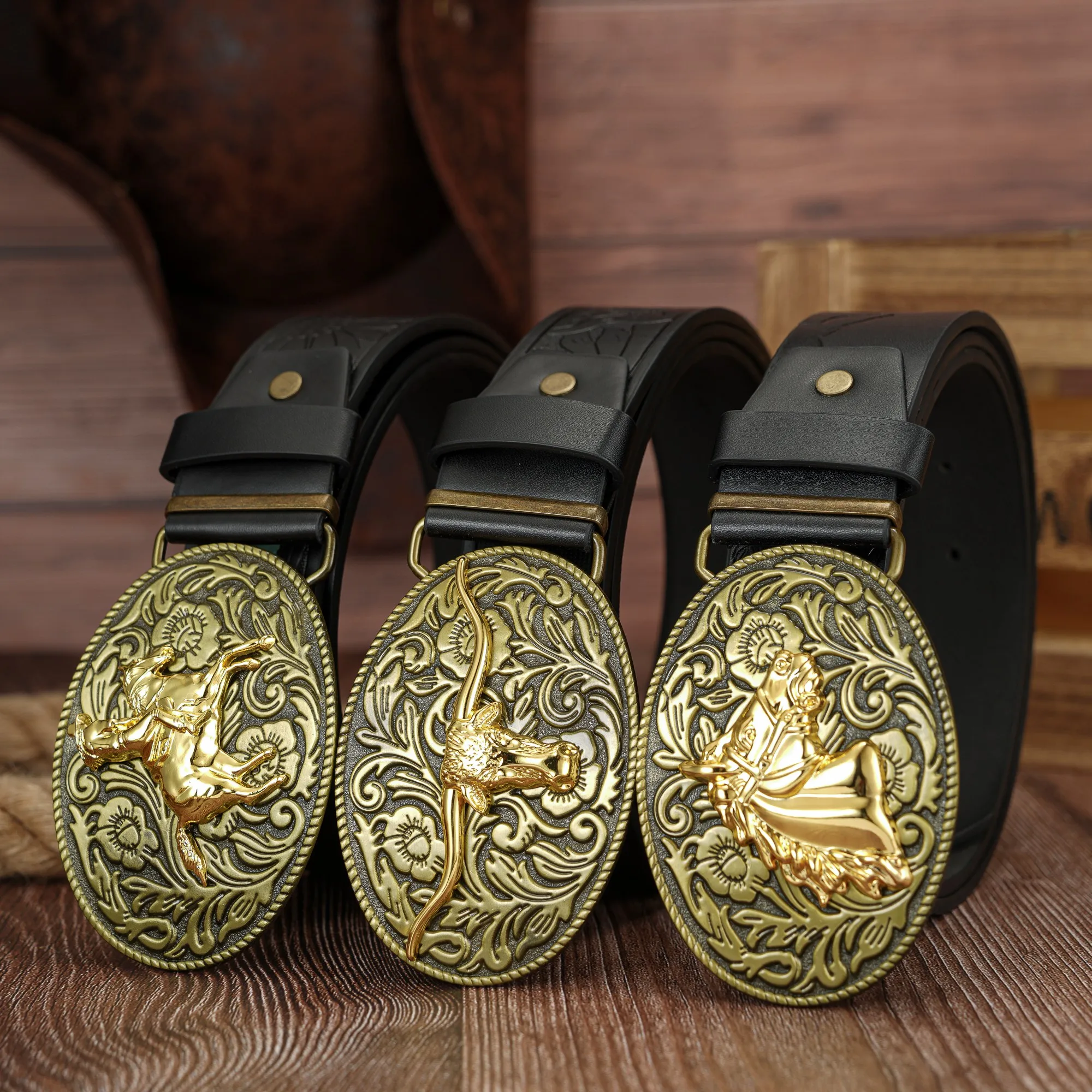 هذا الحزام المزخرف من البولي يوريثان القديم والفريد مع إبزيم سفلي بنمط رأس الثور ومناسب لكل من الرجال والنساء