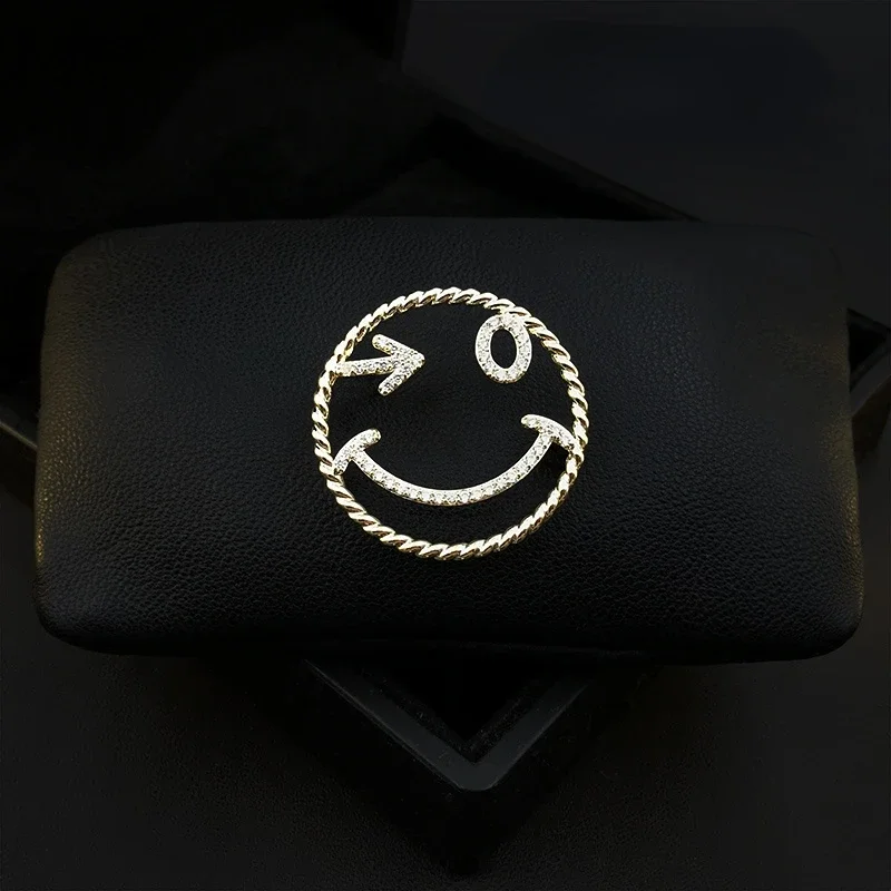 

1509 New Cute Exquisite Smiling Face Brooch High-End Men Women Clothing Accessories All Match Luxury Pins Corsage Jewelry Buckle