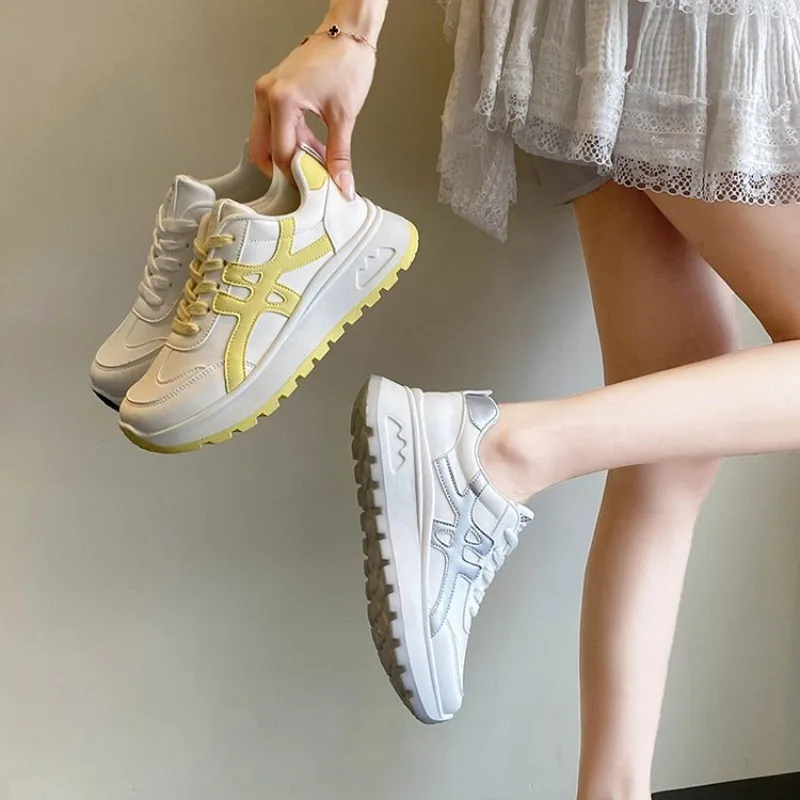 

2025 New Korean Style College Style Rubber Soled Running Shoes for Women, White Shoes for Students, Thick Soled Sneakers