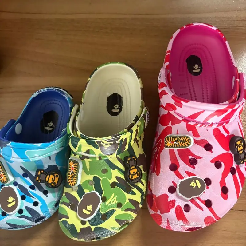 Nuevas zapatillas de verano para adultos para hombres, zapatos de playa informales antideslizantes transpirables, zuecos cómodos de estilo mono de marca compartida para exteriores