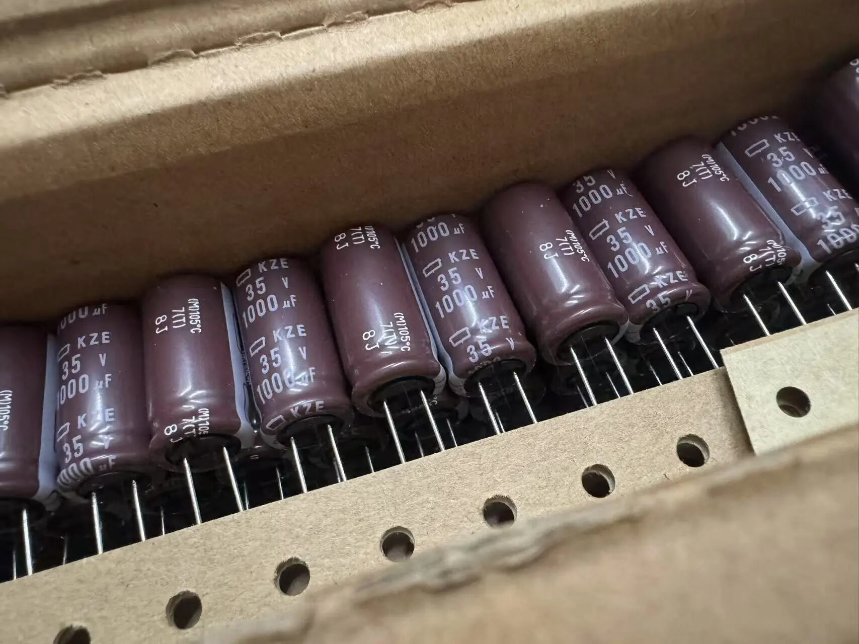 

NIPPON CHEMI-CON KZE Series 35V1000uF 1000uf 35v 12,5X25MM Высокочастотные, низкий импеданс, длительный срок службы электролитические конденсаторы