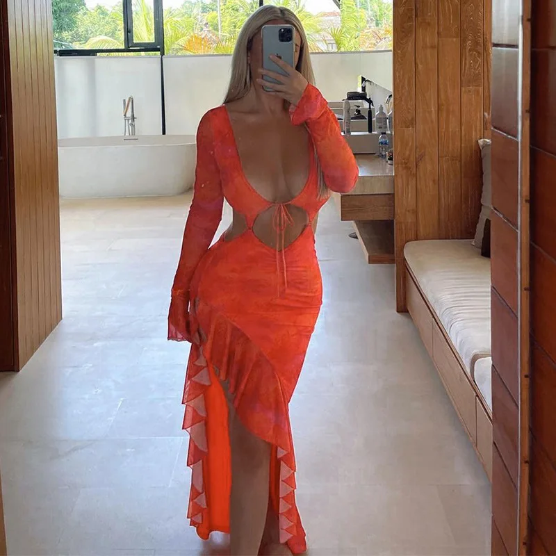 Gaun seksi dengan kerah V, depan terbuka, lengan panjang, dan belahan tinggi