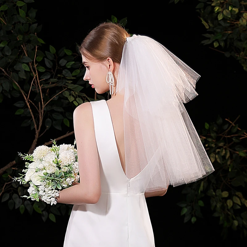 White elegant bridal veil, shoulder length veil suitable for women's weddings (excluding earrings)