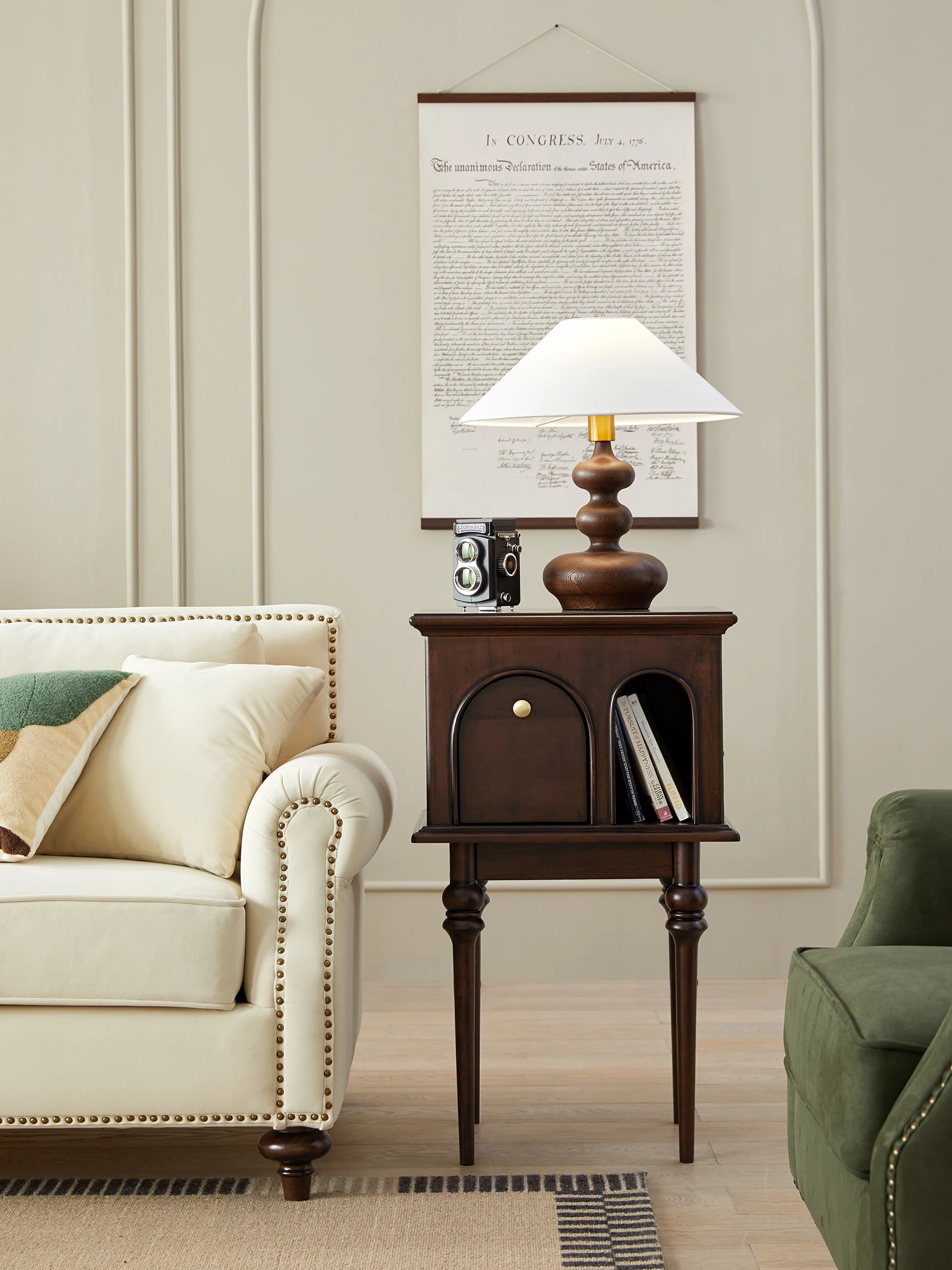 

Гостиная из цельного дерева в американском стиле, небольшой домашний диван, тумбочка, тумбочка, небольшая сторона для спальни