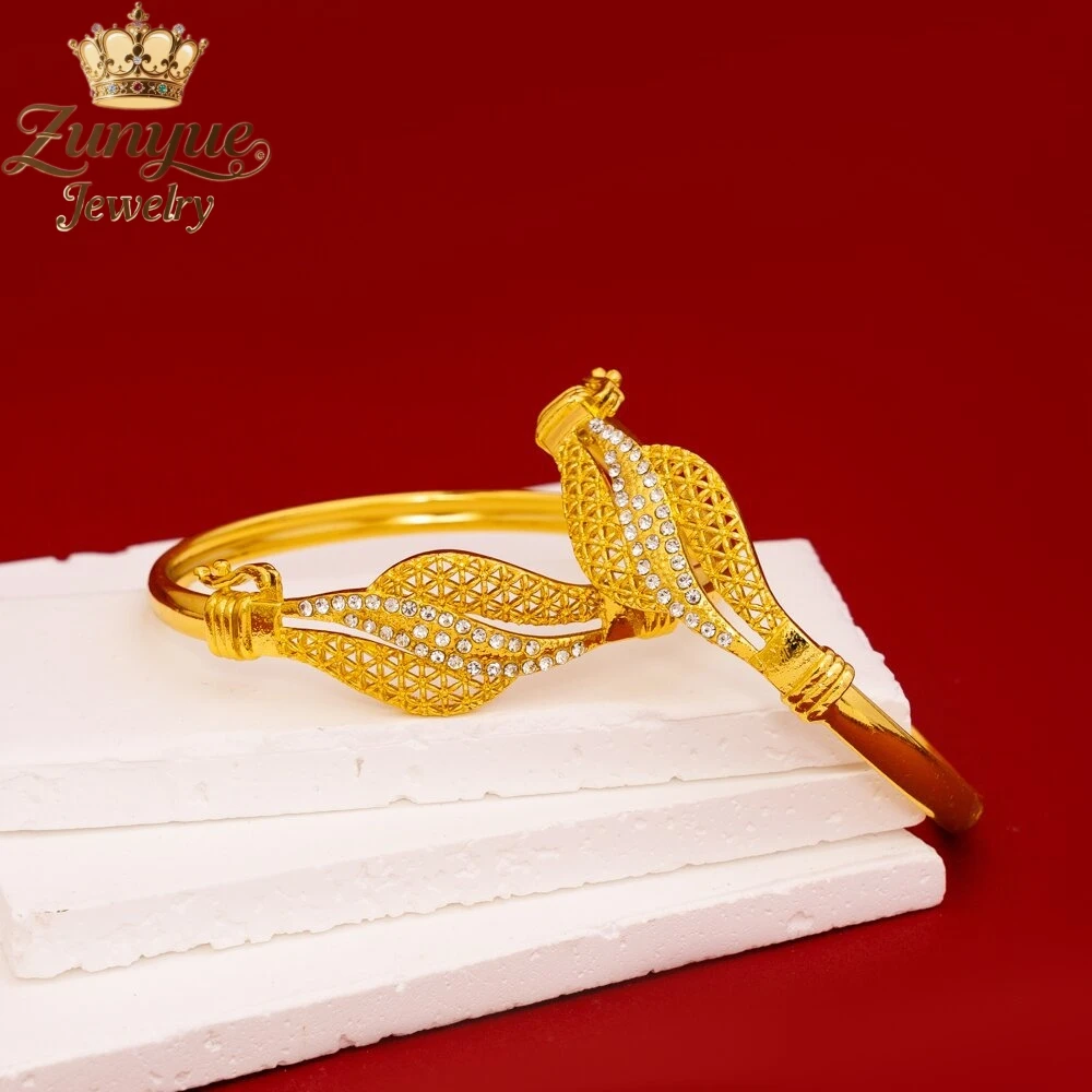 

Sand Gold Hollowed-Out Flower Bracelet Luxury Quality Jewelry Handicraft Fashion Jewelry Exquisite Popular Gift Charms Elegant