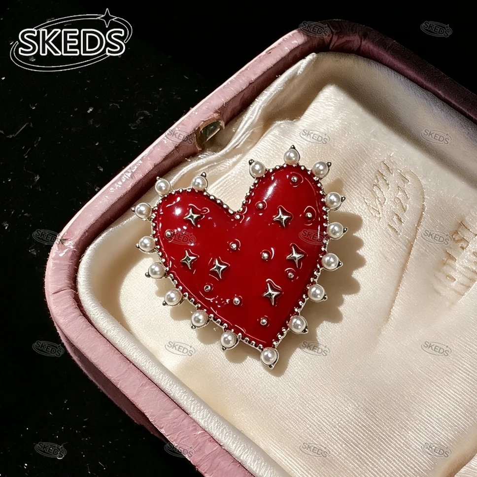 SKEDS Damen Mode Rote Emaille Herz-Brosche Perlenrand Stern-Dekor Anstecknadel Hochzeit Party Schmuck Mode-Accessoire Geschenk