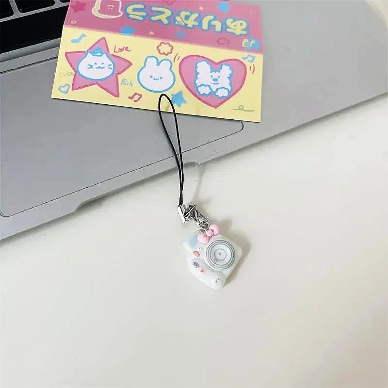 Portachiavi con cordino per fotocamera per cartoni animati per donna Decorazione della custodia del telefono Mini carino portachiavi in resina per ragazza amico regalo bambola accessori fai da te