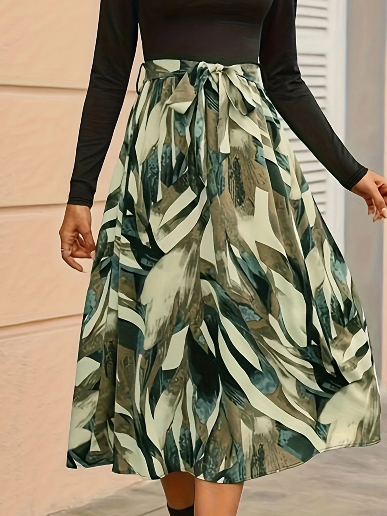 Gewebtes Damenkleid in Übergröße