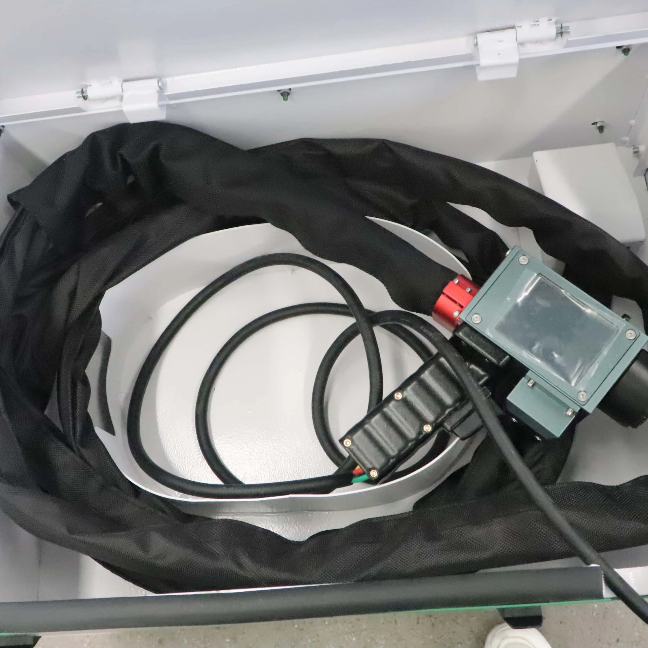 

Handheld Pulse Laser Cleaning Machine for Rust Oil Removal on Metal Surfaces Suitable for Automotive Parts Wood Cleaning Device