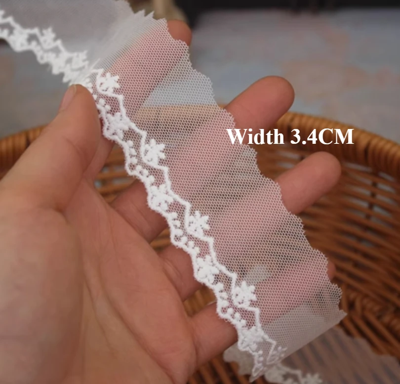 Weiße Baumwoll-Spitzenborte mit Stickerei für Kinderkleidung. DIY Handgefertigte Spitzenmaterialien, Kleidungszubehör, Nähzubehör. – Detail 4