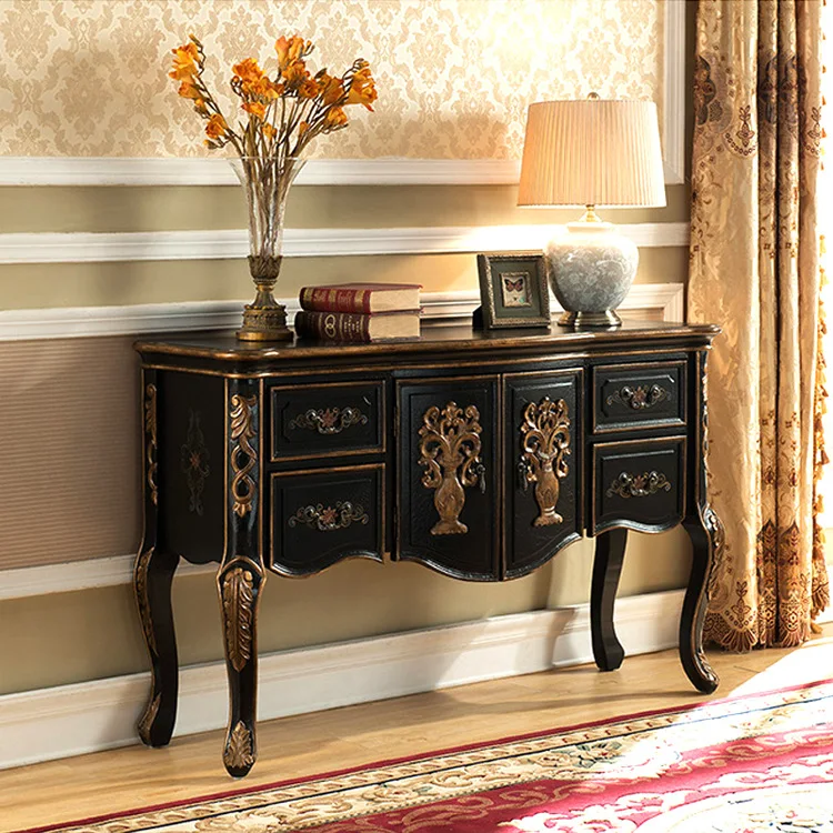 

Входной коридорный шкаф у стены, спинка дивана, несколько декоративных обеденных краев из цельного дерева в стиле ретро.