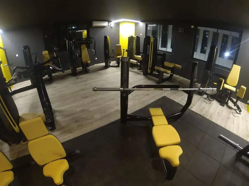 رف القرفصاء المسطح معدات اللياقة البدنية آلة تدريب القوة معدات الصالة الرياضية آلة ضغط الصدر مقعد أفقي