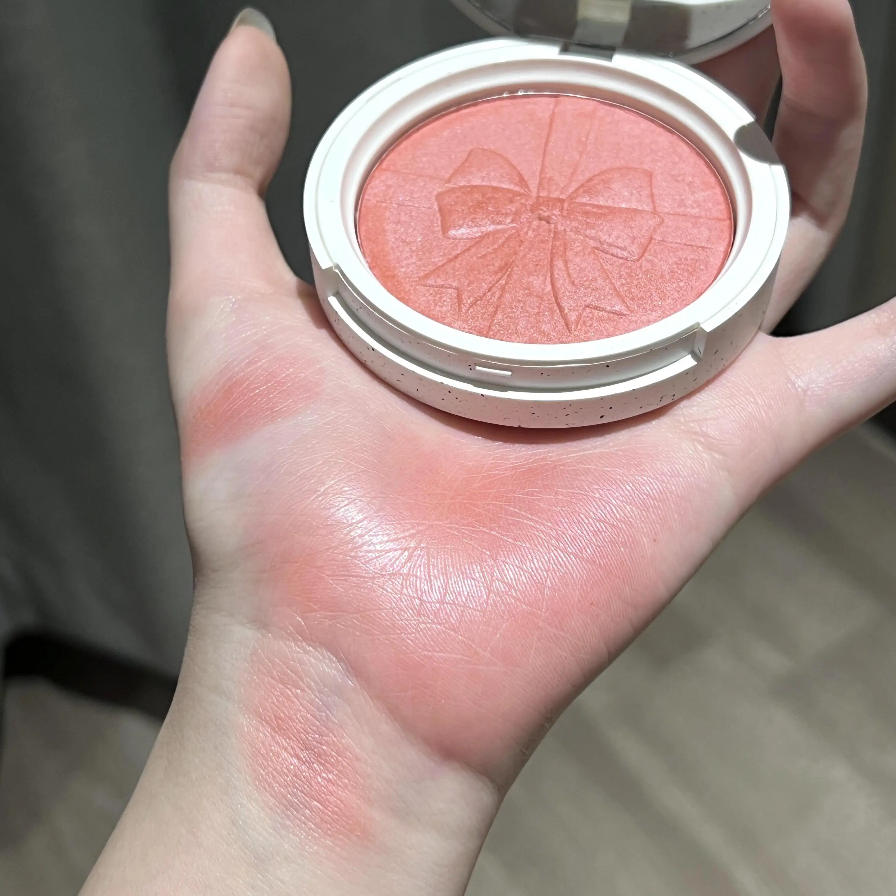 Róż do policzków CHOIZ BEAUTY Bow Relief Glow Blush, pieczony, rozświetlający, poprawiający koloryt, do opalania, długotrwały makijaż twarzy.