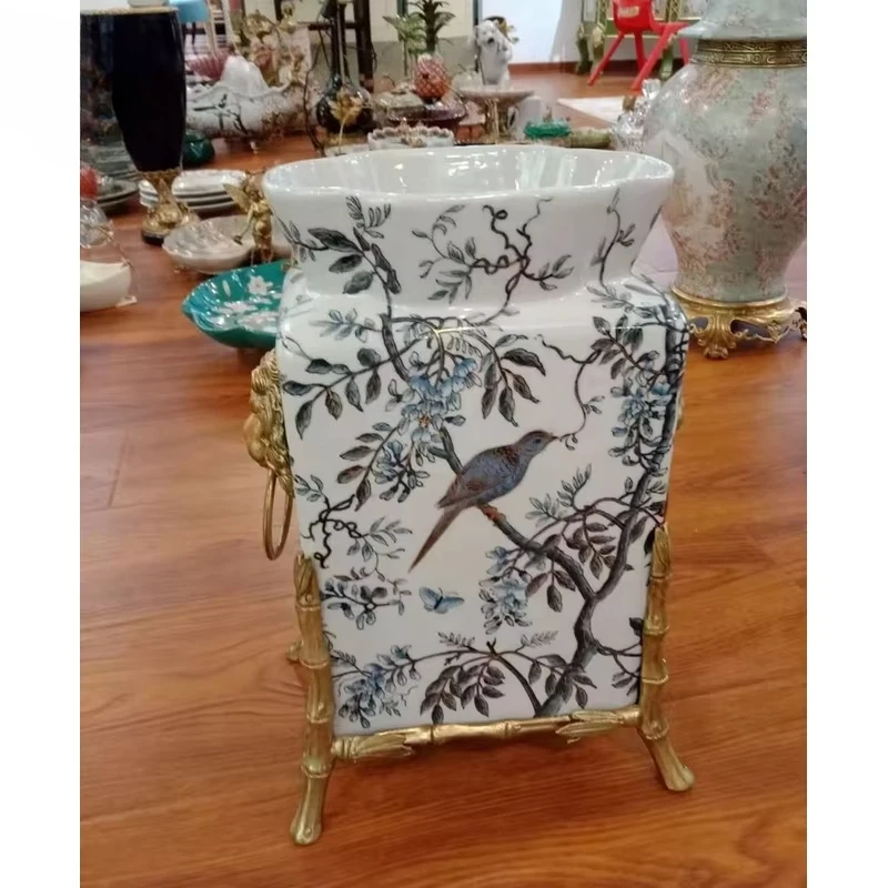 Decoración cuadrada de gran diámetro de lujo de porcelana azul y blanca hecha a mano, florero de cabeza de león de bronce para sala de estar