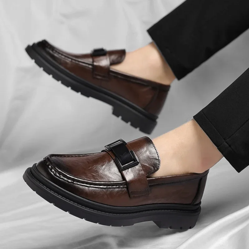 Miesten nahkaiset loaferit kevääseen ja syksyyn - close-up view