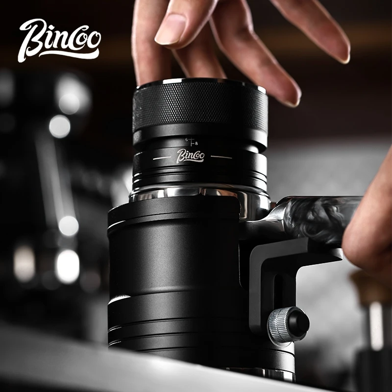 

Подставка для кофейных инструментов Bincoo Professional, алюминиевая, круглая, универсальная (51/58 мм), служит основанием для темперовки и подставкой для портафильтра, компактный дизайн.