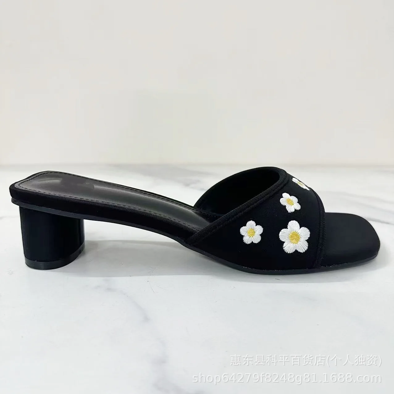 

ZR/Новая летняя женская обувь, женские босоножки на высоком каблуке с квадратным ремешком и вышивкой на спине