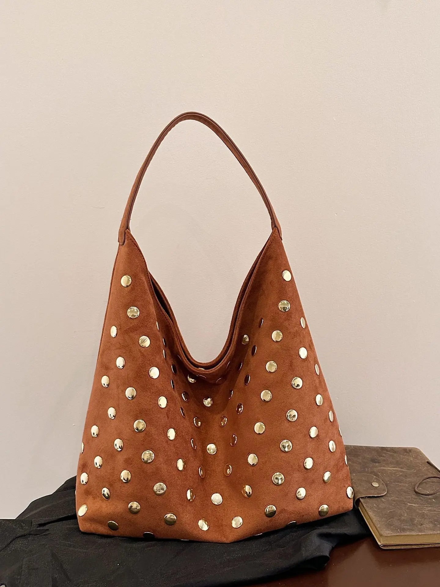 

Retro Faionable Rivet Handbag Motorcycle Underarm Single oulder Bag Personali Hard Work Small Cro Bag Ladies Purse