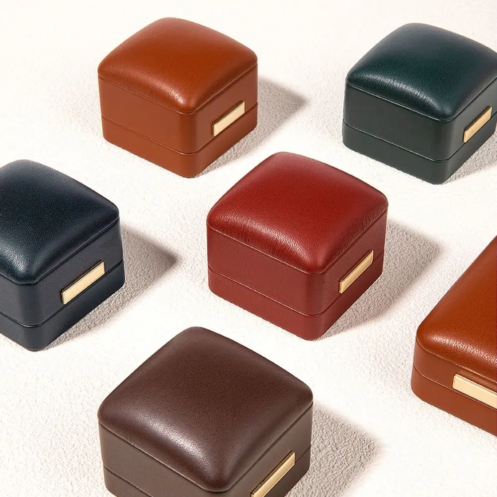 

Роскошная коробка для упаковки ювелирных изделий из искусственной кожи, круглая угловая коробка для хранения кожаных колец премиум-класса, коробка с золотой пряжкой, упаковка для ювелирных изделий