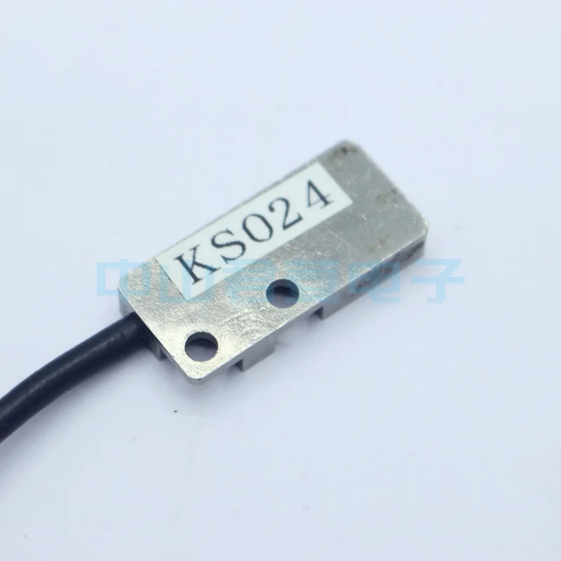 KEYENCE Keyence EH-614A proximity switch sensor original authentic warranty one year EH-614A