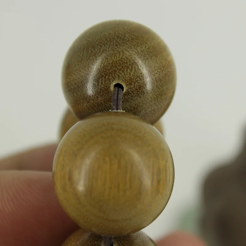 Uniform grain green sandalwood bracelet , Buddha beads with small holes, complete specifications, sacred sandalw